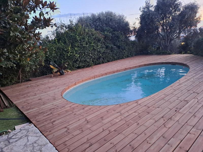 Plage de piscine en bois à Nice